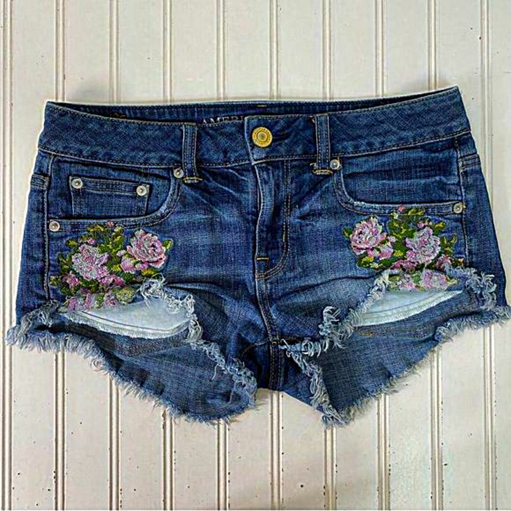 American Eagle Shorts Women's‎ 2 Jean Denim Embroidered Flowers